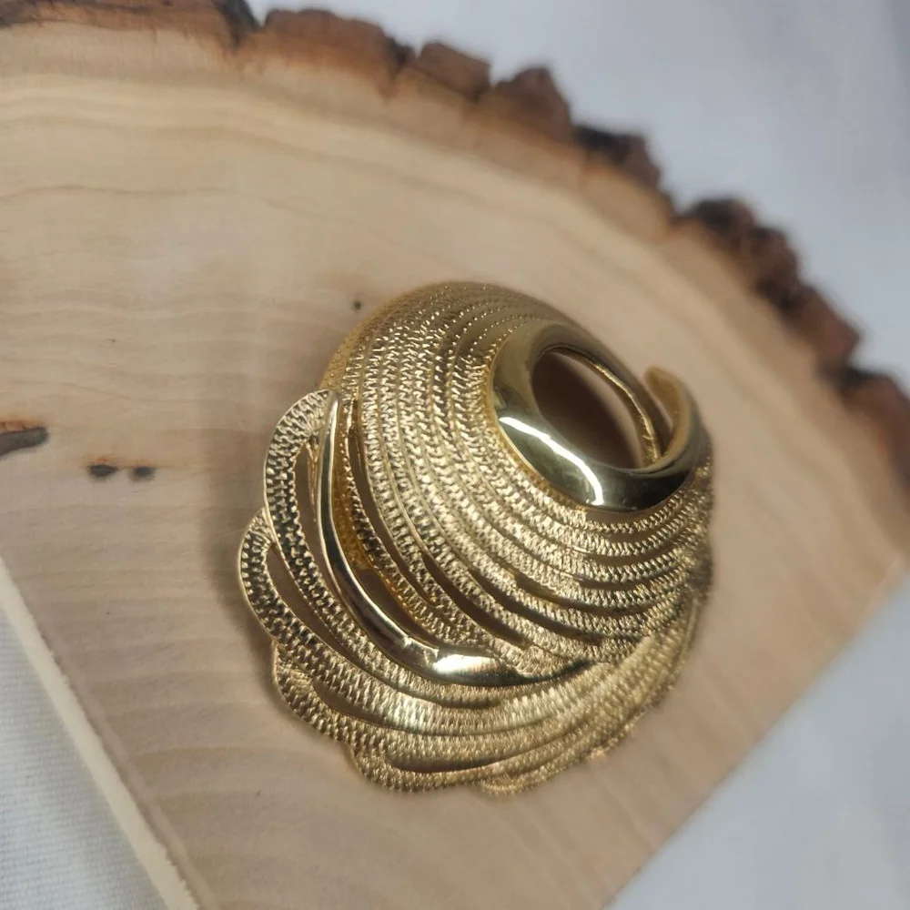 Monet Vintage Gold Tone Swirl Brooch Pin EUC 1.5